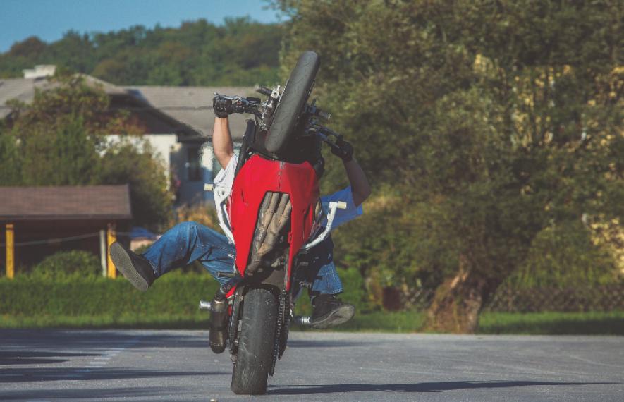 Moto faisant une cascade sur un parking - article par Maître Franck Cohen