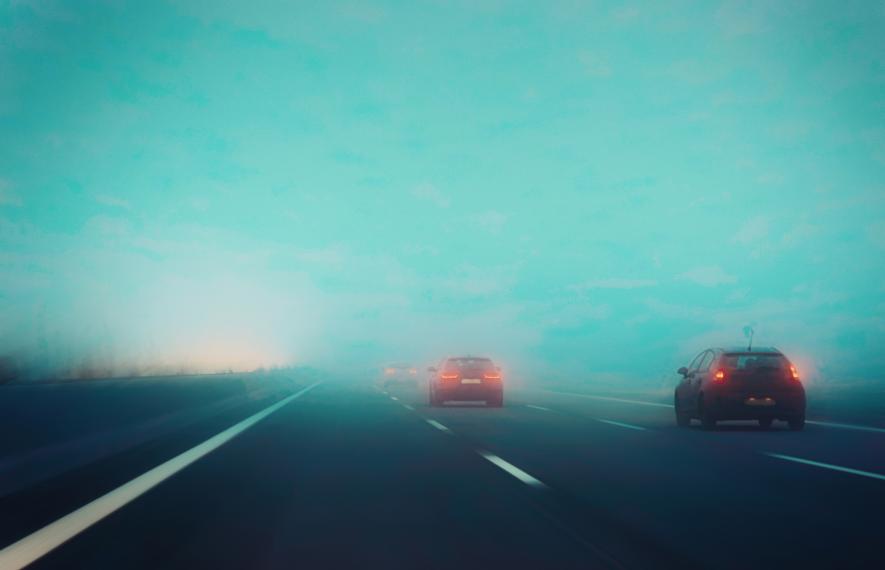 Plusieurs voitures sur autoroute de nuit et dans le brouillard - article sur les feux de brouillard par Maître Franck Cohen