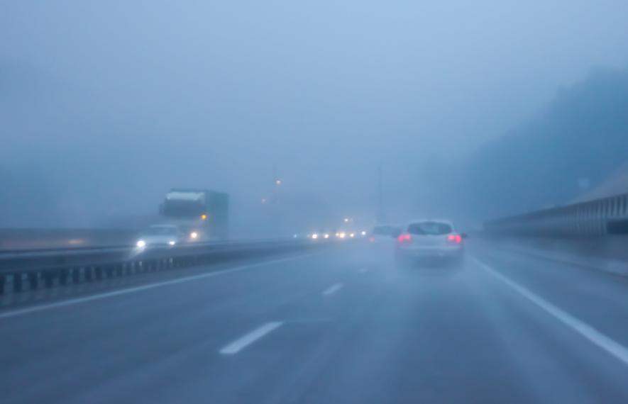 Voitures roulant sur voie rapide par temps de pluie