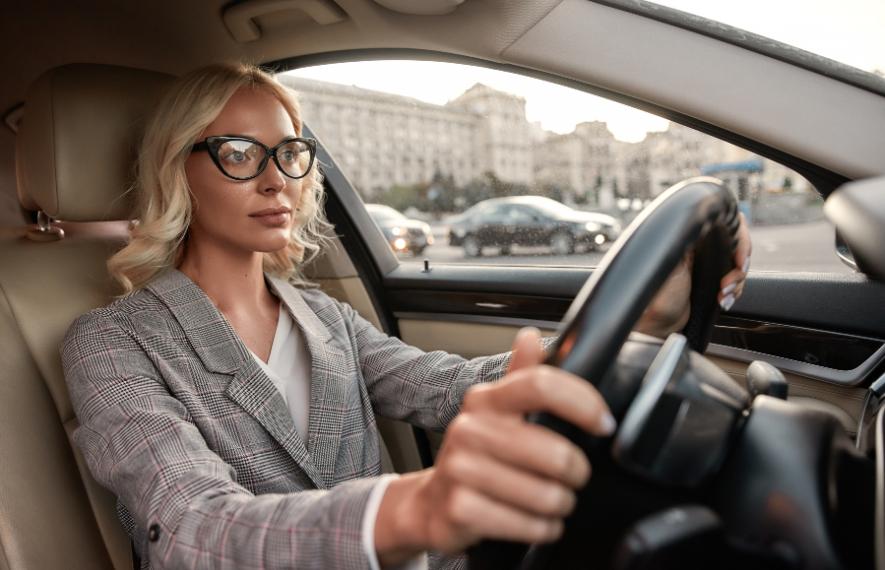 Femme portant des lunettes de vue au volant d'une voiture