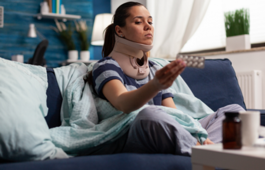 Femme après accident observant une plaquette de médicament contre stress post traumatique