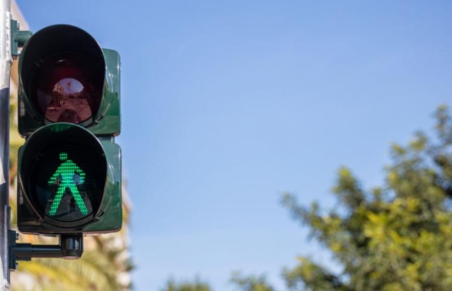 Feu de signalisation piéton vert allumé