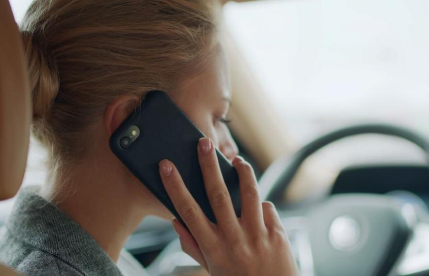 femme au volant avec son téléphone à l'oreille 