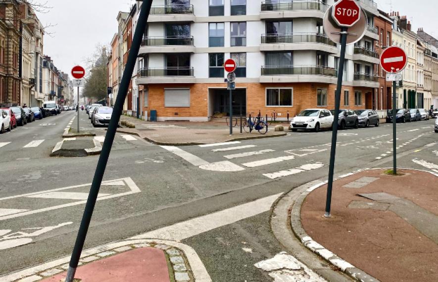 Image de deux sens interdit avec piste cyclable à contresens. Article de blog sur "sens interdit velo" par Maître Franck Cohen.