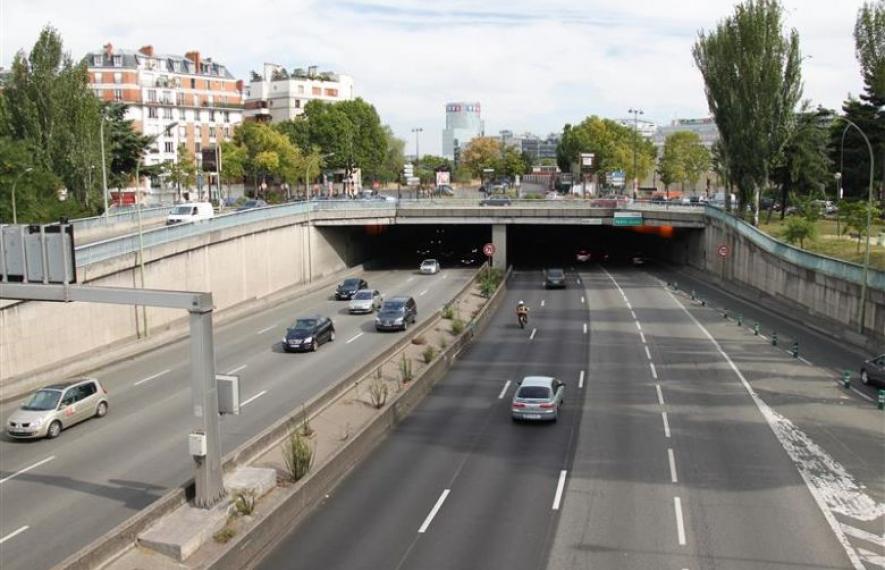 Autoroute urbaine avec un tunnel et un terre-plein central séparant les voies de circulation en sens opposé.