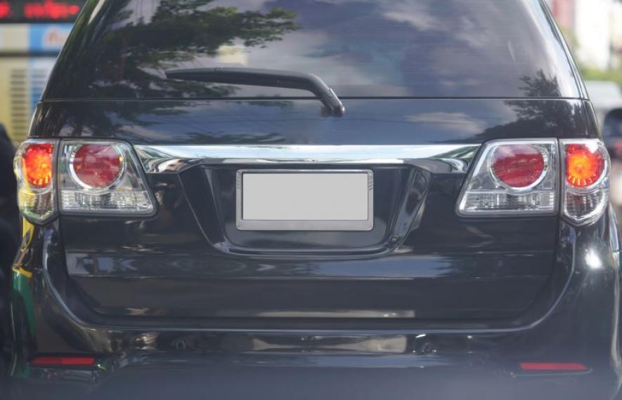 Par choc arrière d'une voiture noire avec plaque d'immatriculation  