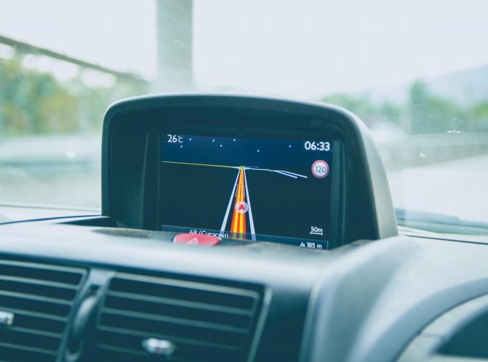 Comment mettre à jour un GPS de voiture intégré ?