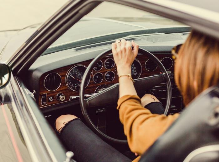 Jeune au volant