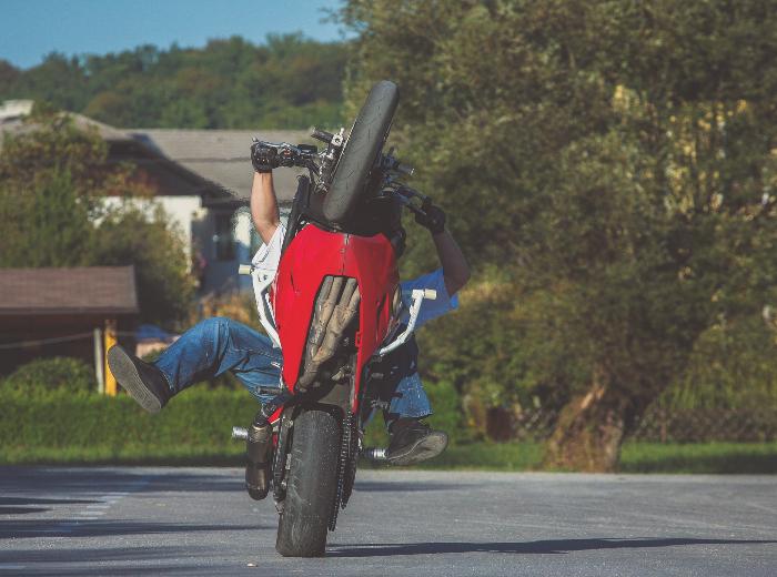 Moto faisant une cascade sur un parking - article par Maître Franck Cohen