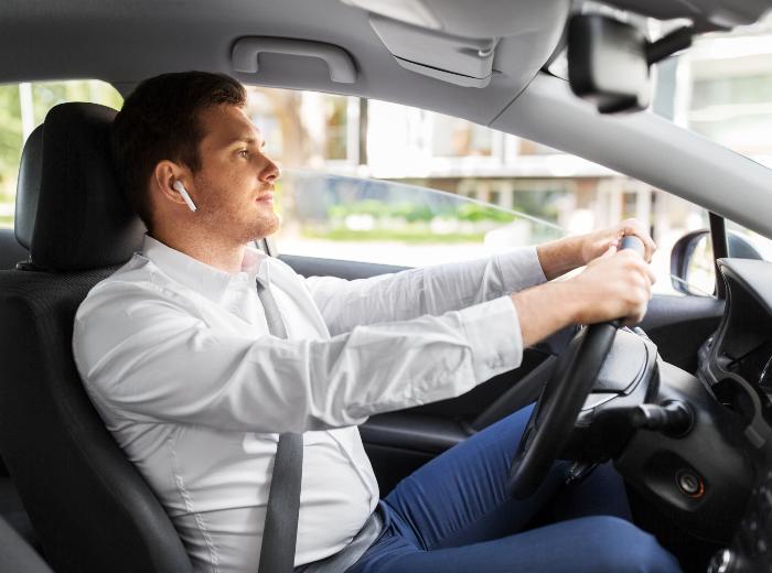 Quelle est la réglementation concernant le port d’écouteurs au volant ? Écouteurs au volant - article par Maître Franck Cohen