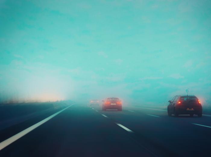 Plusieurs voitures sur autoroute de nuit et dans le brouillard - article sur les feux de brouillard par Maître Franck Cohen