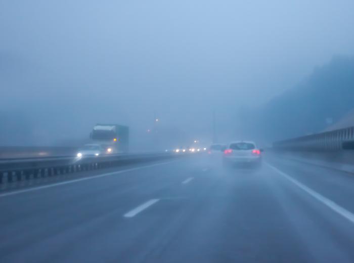 Voitures roulant sur voie rapide par temps de pluie