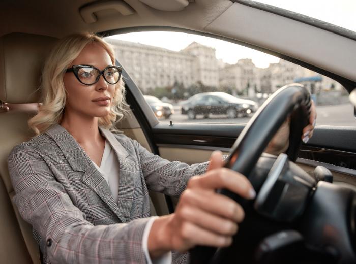 Femme portant des lunettes de vue au volant d'une voiture