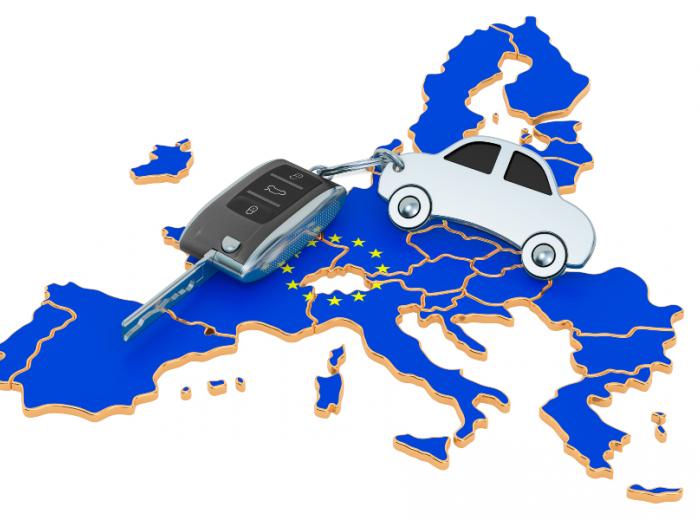 Carte de l'Europe avec une voiture et des clés pour un article sur le permis à points en Europe par Maître Franck Cohen
