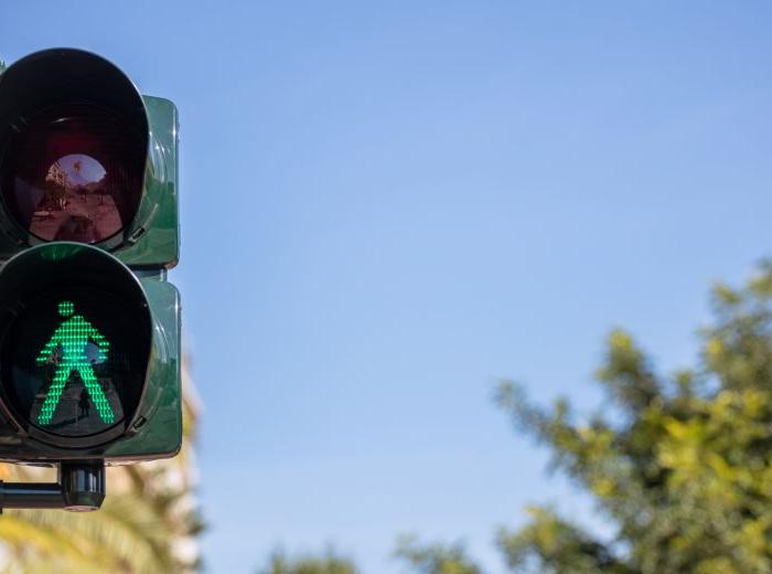 Feu de signalisation piéton vert allumé