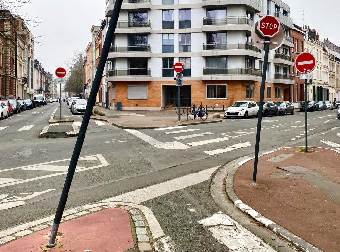 Image de deux sens interdit avec piste cyclable à contresens. Article de blog sur "sens interdit velo" par Maître Franck Cohen.