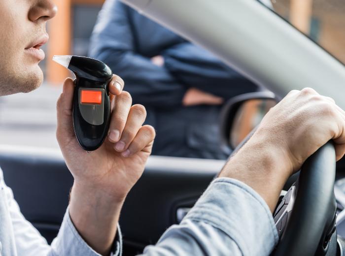 Homme au volant sur le point de mesurer son taux d'alcool