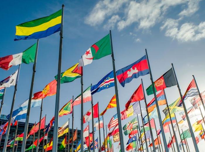 Validité du permis international : être en conformité à l'étranger drapeaux internationaux